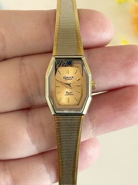 Vintage OMAX Supreme Slim Crystal Waterproof Elegant Gold Hexagonal Ladies Watch